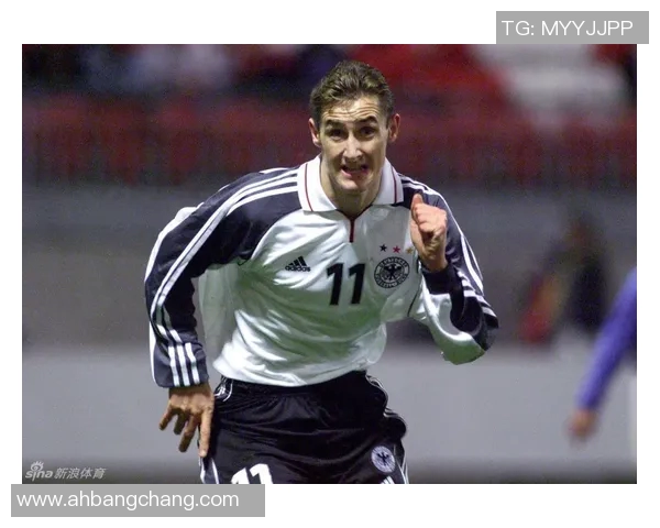 足球明星的辉煌历程与历史名人的传奇故事交织的精彩篇章 足球明星的辉煌历程与历史名人的传奇故事交织的精彩篇章