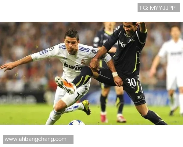 足球明星齐聚一堂合影留念展现荣耀与友谊的精彩瞬间 足球明星齐聚一堂合影留念展现荣耀与友谊的精彩瞬间