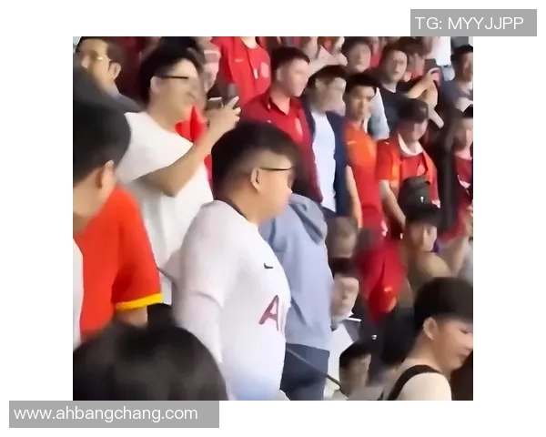 足球明星与球迷互动意外事件引发热议手机被打飞瞬间成焦点 足球明星与球迷互动意外事件引发热议手机被打飞瞬间成焦点